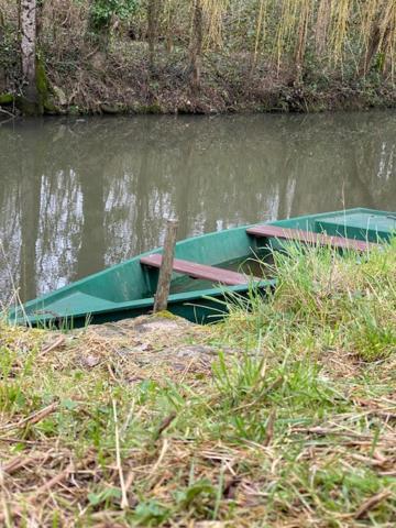 Une Maraichine En Bord De Conche Avec Barque Sans Linge De Maison Arcais Exterior photo